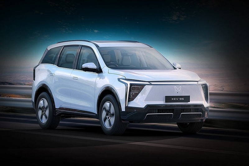 Семиместный кроссовер Mahindra XEV 9S представлен с несколькими вариантами начинки