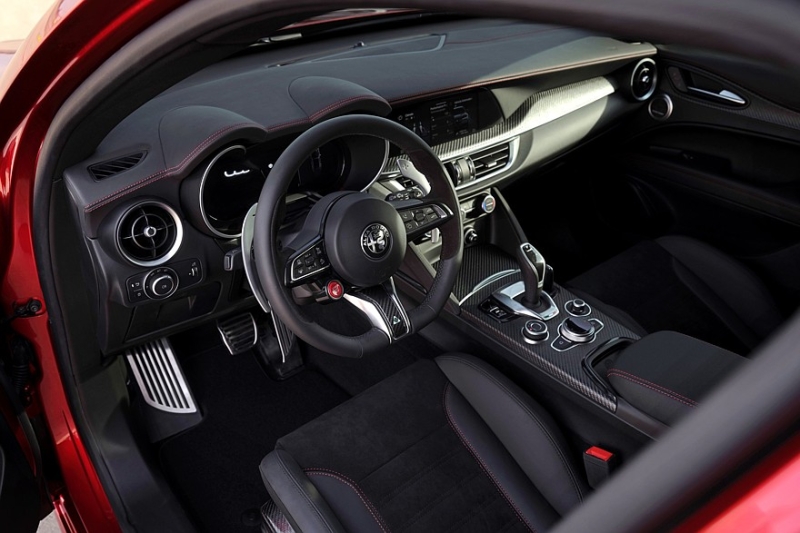 Топовые Alfa Romeo Giulia и Stelvio c V6 обзавелись спецверсиями Collezione